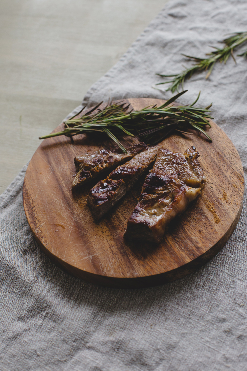 Une viande rôtie déposée et découpée sur une planche viande-roties-a-saint-medard-en-jalles